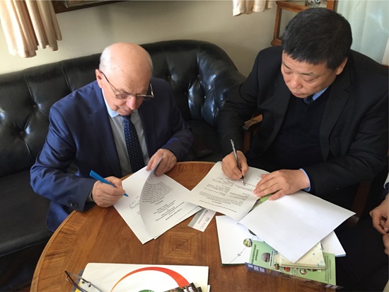 (10)集團(tuán)黨委書記、董事長韓霽昌與俄羅斯國立莫斯科大學(xué)土壤科學(xué)系系主任，教授，俄科學(xué)院通訊院士肖巴 謝爾蓋 阿列克謝爾維奇簽署合作協(xié)議.jpg