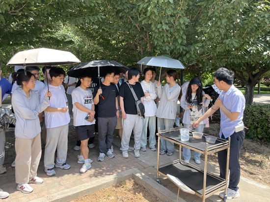 12日下午，富平中試基地現(xiàn)場(chǎng)教學(xué)（地建研究院）.jpg